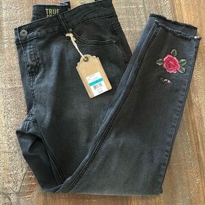 TRUE CRAFT Women's Size 16 Juniors Embroidered with Fray Hem Skinny Jean, Black
